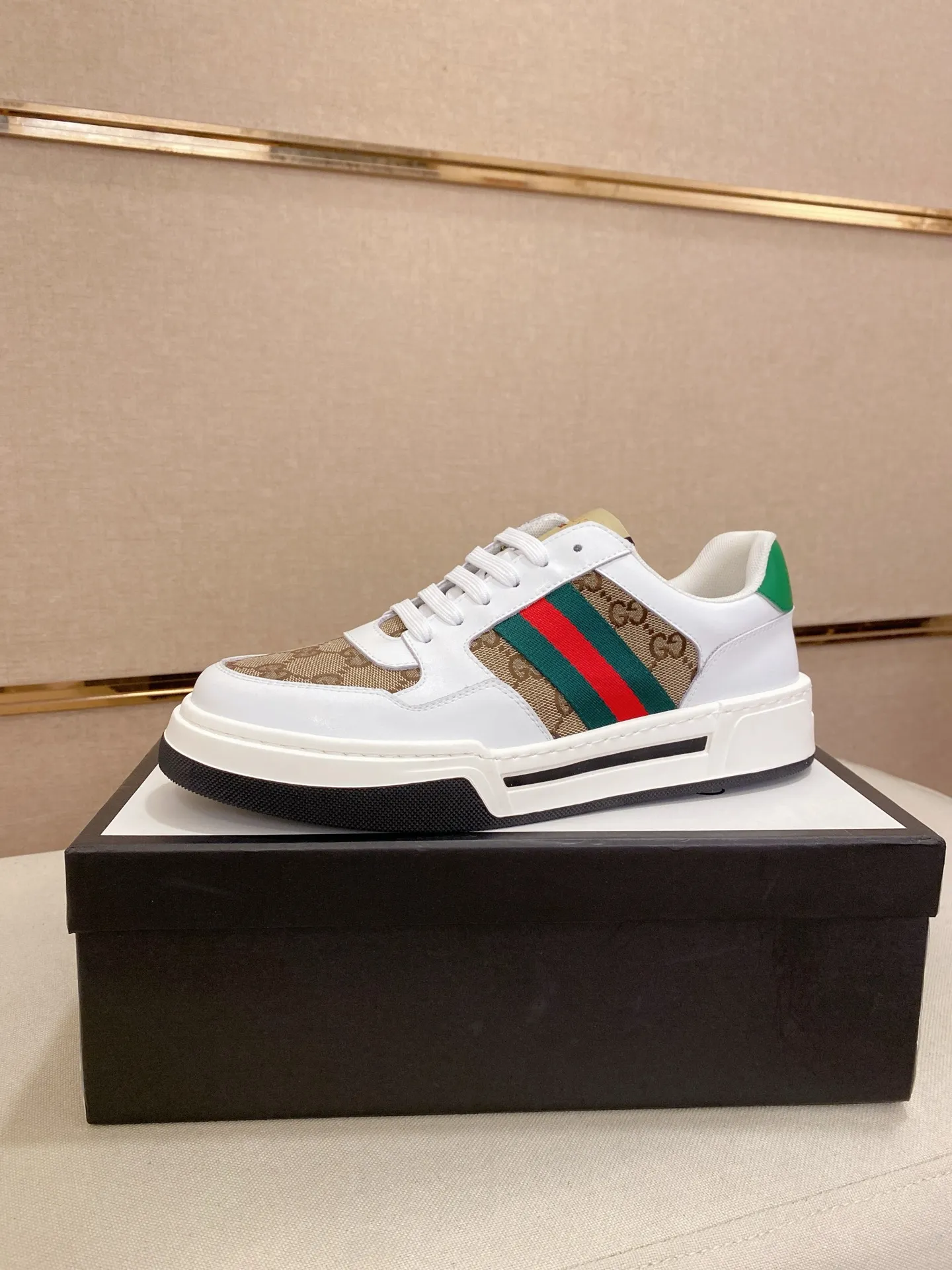 Men's Men's Shoes💰 420💰【Gucci】Gucci men's latest series of casual shoes! The official website is built 1:1. The upper is made of imported high-quality cowhide, and the lining is made of high-quality sheepskin, which is soft and comfortable. Picky selection of materials and exquisite workmanship give you the best enjoyment. Number of yards: 38-44 yards.